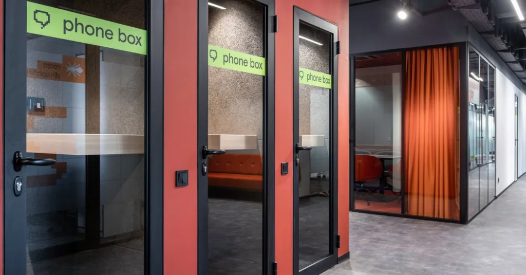 installation de cloisons acoustiques pour améliorer l'isolation phonique de vos espaces professionnels ou résidentiels.