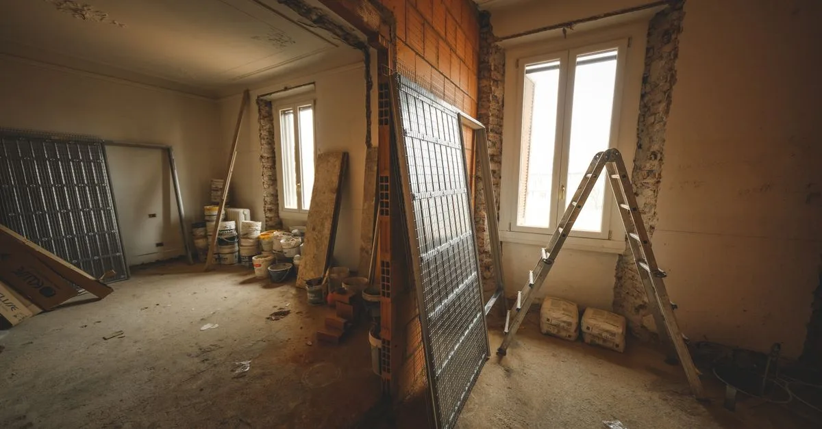 réparation de fissures dans les murs en plaques de plâtre : solutions efficaces pour un mur lisse et solide.