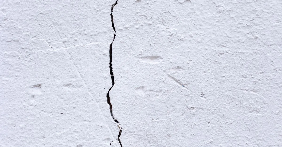 découvrez les causes des fissures dans les plaques de plâtre, comment les réparer efficacement et prévenir leur réapparition pour un mur parfaitement lisse.