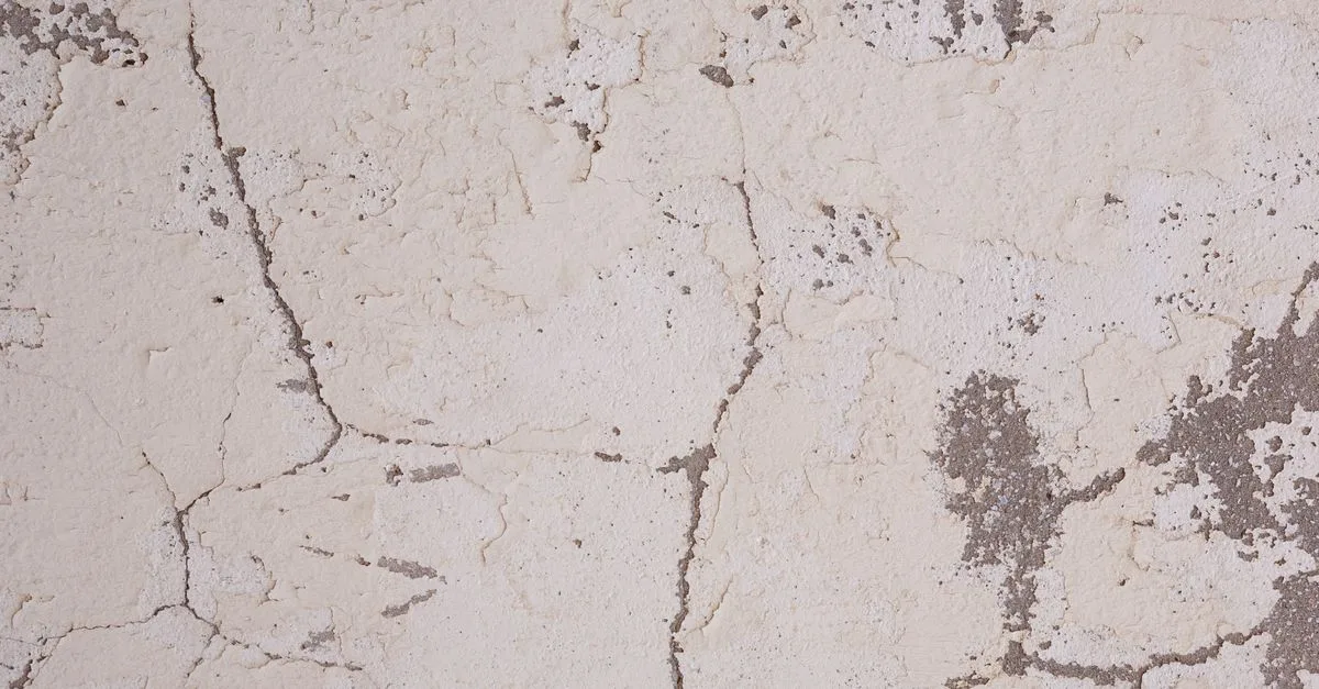 découvrez les causes courantes des fissures dans les plaques de plâtre et comment les réparer efficacement pour restaurer vos murs.