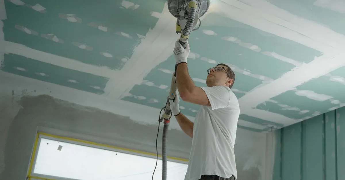 professionnel du plâtrage spécialisé dans la finition des plaques de plâtre pour des murs lisses et prêts à peindre.