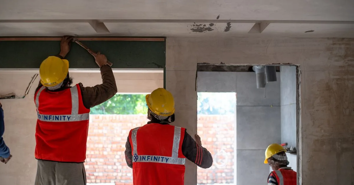 découvrez les défauts courants dans l'installation de cloisons sèches et comment les éviter pour assurer un résultat professionnel et durable.