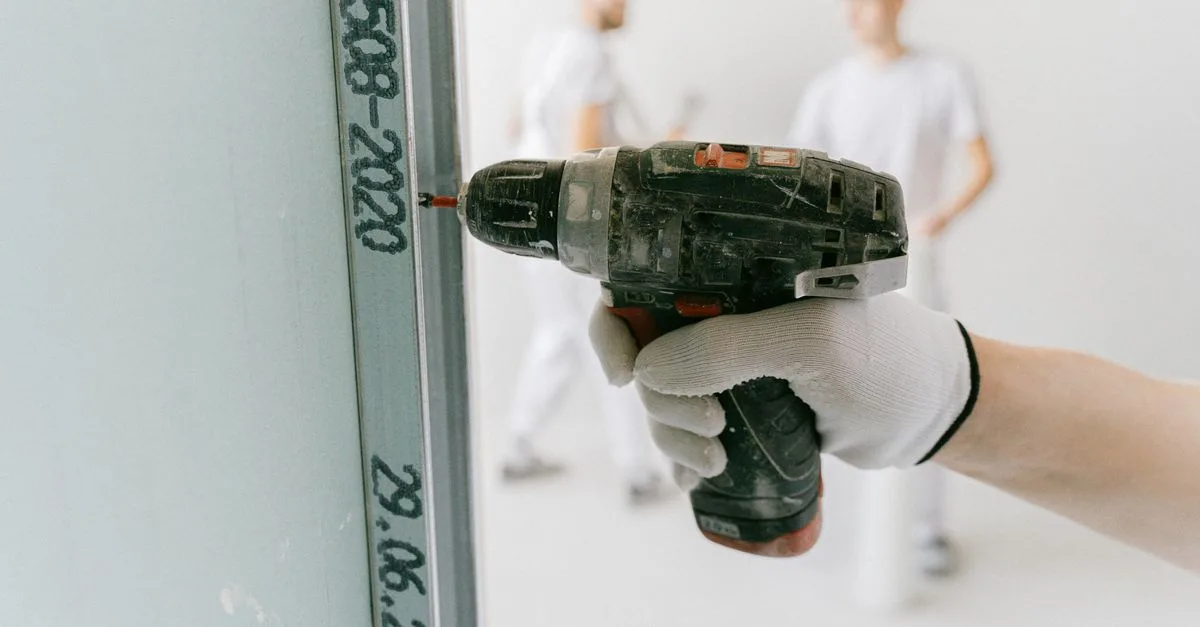 formation d'installateur de plaques de plâtre pour adultes en reconversion professionnelle, destinée à acquérir de nouvelles compétences et réussir un changement de carrière.