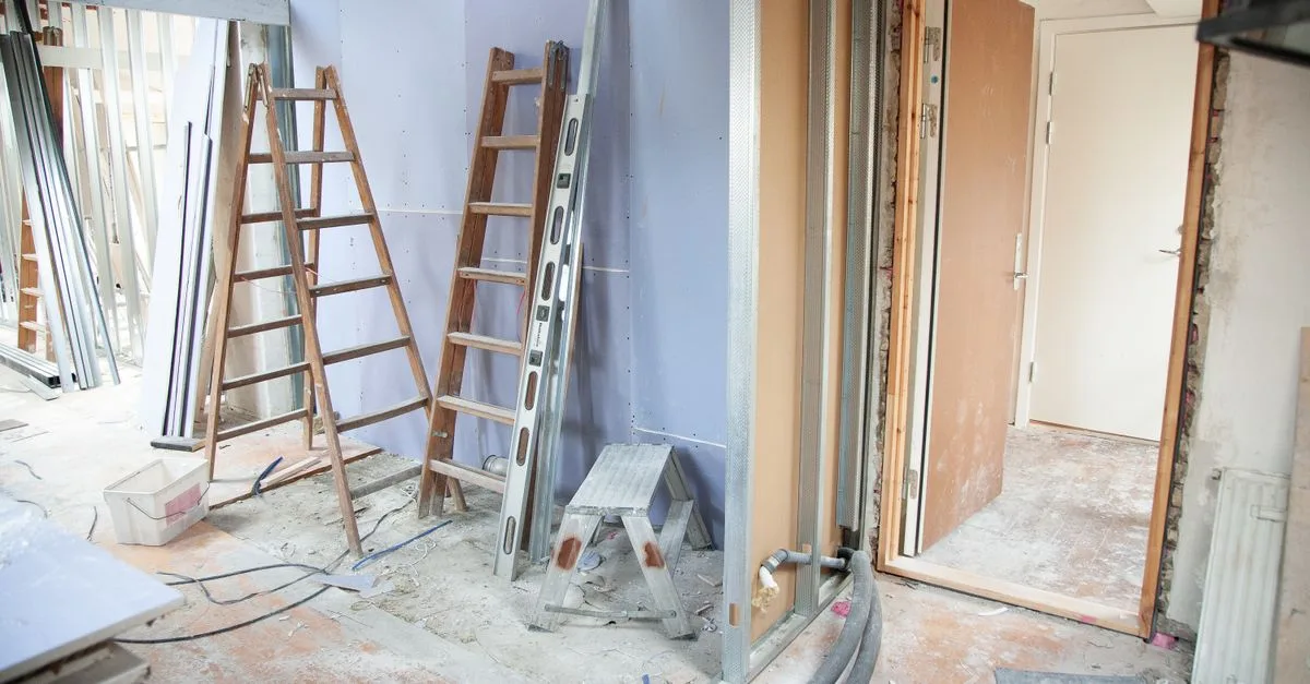 découvrez les différentes épaisseurs de plaques de plâtre (drywall) et leurs usages pour garantir la solidité et l'isolation de vos murs.