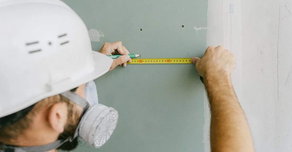 expert en pose et finition de plaques de plâtre, notre drywaller garantit des murs lisses et prêts à peindre pour tous vos travaux de rénovation et construction.