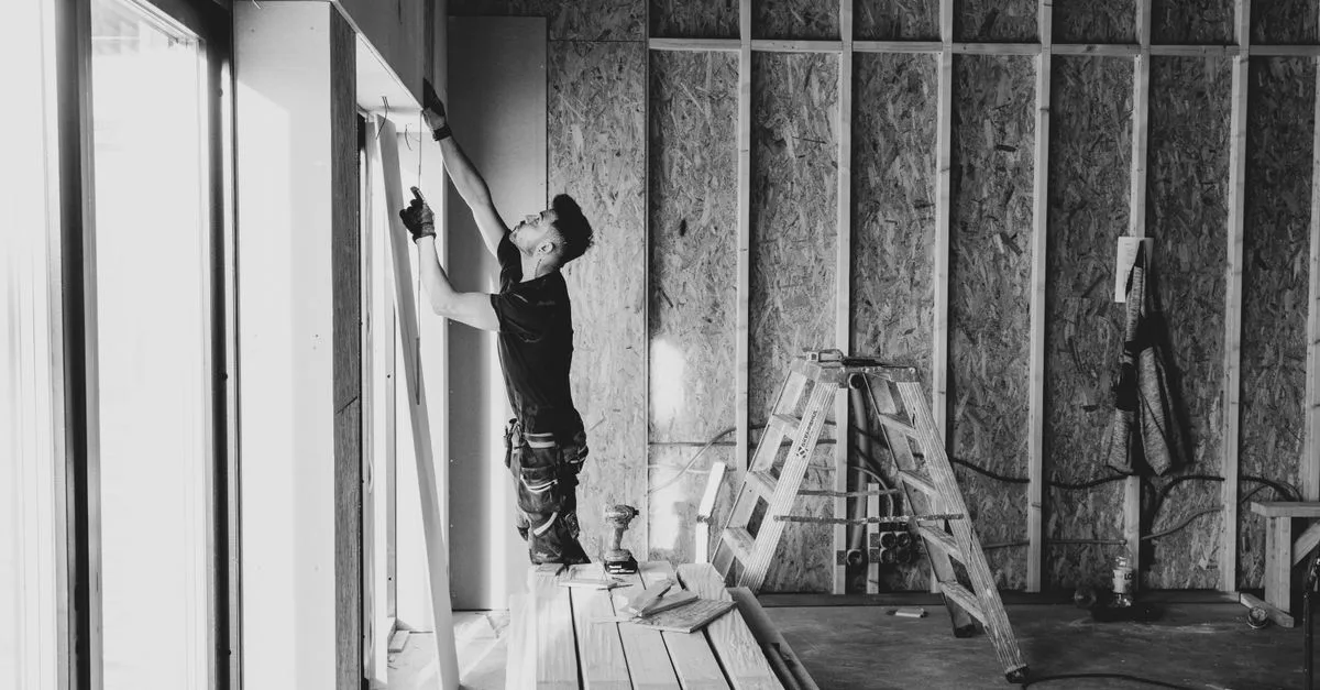 découvrez les tâches essentielles d'un installateur professionnel de plaques de plâtre, incluant la préparation, la pose et la finition pour des murs impeccables.